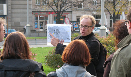 Stadtbilderklärer Olaf Riebe mit Touristen bei einer Stadtführung